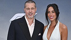 Brad Pitt a Ines de Ramonová v New Yorku na premiée filmu F1 (16. ervna 2025)