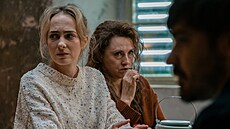 Elizaveta Maximová, Zuzana Mauréry a Vojtch Kotek v seriálu Bora (2025)