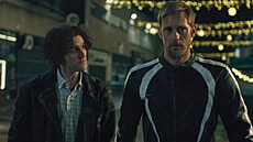 Harry Melling a Alexander Skarsgard ve filmu Pillion (2025)