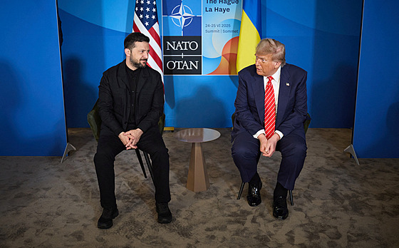 Americký prezident Donald Trump a ukrajinský prezident Volodymyr Zelenskyj na...