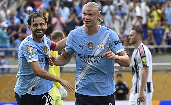 Erling Haaland (vpravo) a Bernardo Silva oslavují gól.