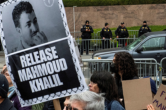 Protesty za proputní propalestinského aktivisty Mahmúda Chalíla v New Yorku....