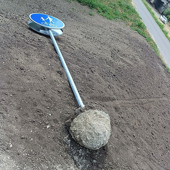 Neznámí vandalové řádili na dosud nedokončené cyklostezce Včelínek v Břeclavi....