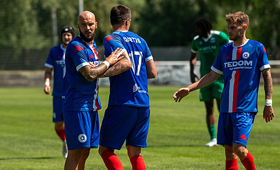 Fotbalisté Artisu Brno se radují z prvního gólu klubu pod novým názvem. Dal ho...