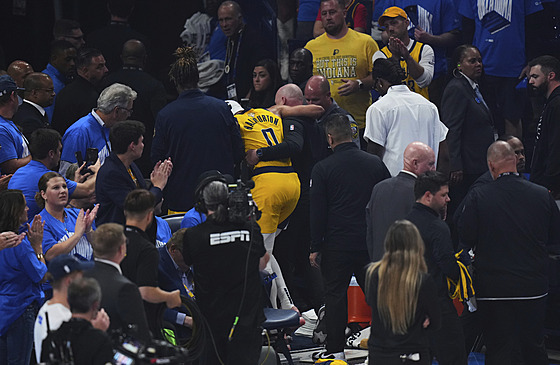 Zranný Tyrese Haliburton z Indiana Pacers míí do atny v sedmém duelu finále...