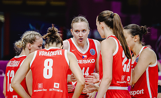 eské reprezentantky se radí bhem utkání s Litvou na EuroBasketu.