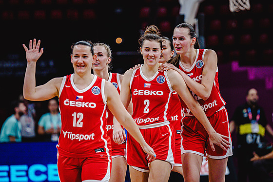 eské basketbalistky slaví v zápase s Litvou na EuroBasketu.