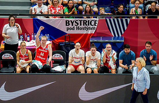 Radost eské laviky bhem utkání s Belgií na EuroBasketu.