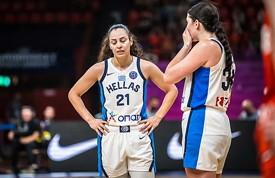 ekyn smutní po prohe s Tureckem na EuroBasketu.