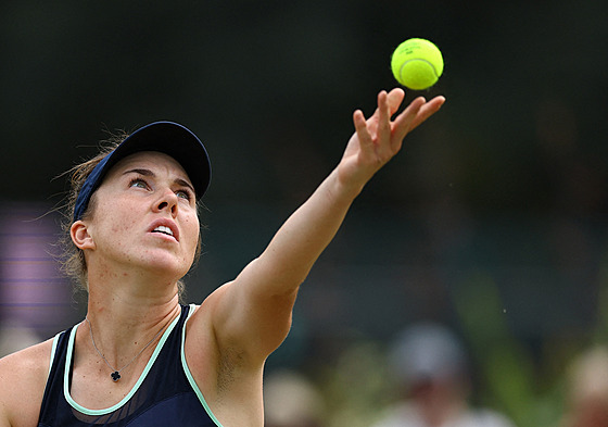 eská tenistka Linda Nosková podává na turnaji v Nottinghamu.