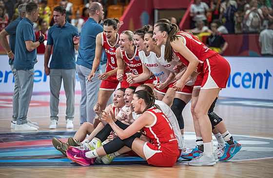 eské basketbalistky slaví výhru nad Portugalskem-