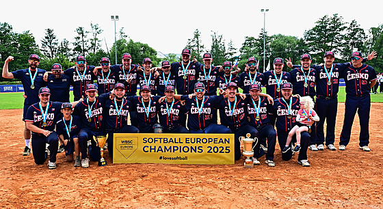 etí softbalisté slaví s pohárem triumf na mistrovství Evropy.