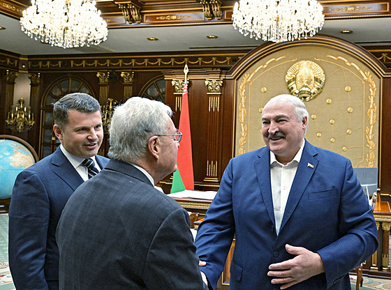 Bloruský prezident Alexandr Lukaenko si podává ruku se zvlátním vyslancem...