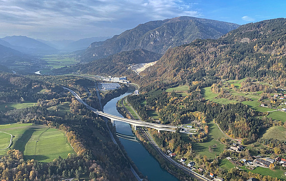 Dálnice A10 prochází alpským masívem, na její trase se nachází mnoství tunel,...