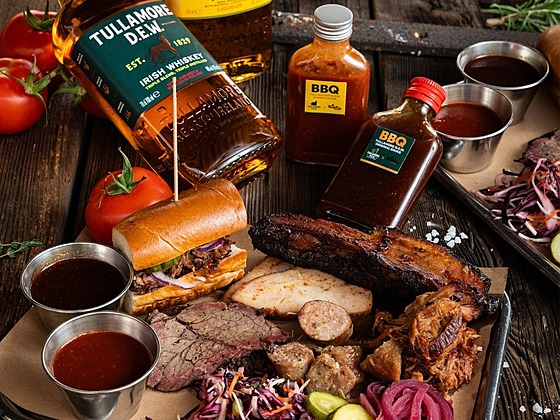 Grilovací omáky s kapkou whiskey: Recepty z berounského Blackdogu