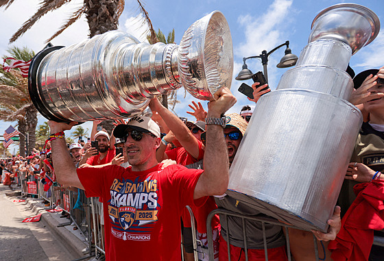 Hokejový útoník Brad Marchand z Floridy kepí u tamní pláe se Stanley Cupem.