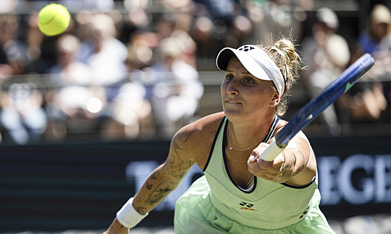 Markéta Vondrouová se natahuje po míi v semifinále turnaje v Berlín.