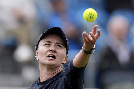 Barbora Krejíková na servisu ve druhém kole turnaje v Eastbourne.