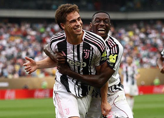 Randal Kolo Muan objímá Kenana Yildize, který vstelil tetí gól Juventusu v...