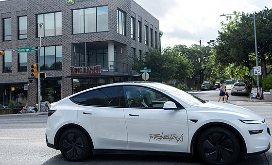 Robotaxík Muskovy Tesly v ulicích texaského Austinu bhem premiéry sluby. (22....