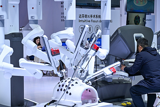 ínský chirurgický robotický systém pedstavený bhem výstavy zdravotnického...