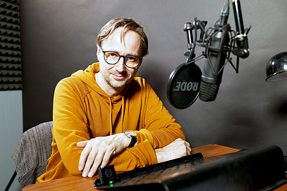 Herec Jaroslav Plesl p�i natá�ení audioknihy Saturnin