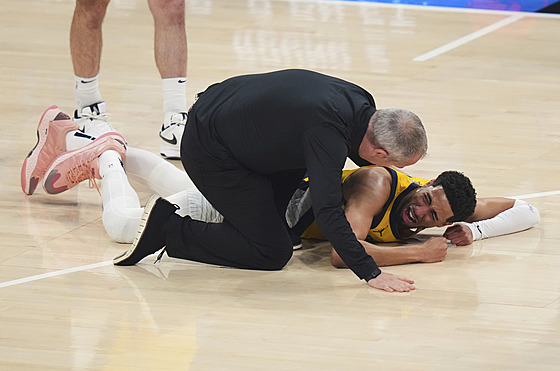 Tyrese Haliburton leí na palubovce po zranní v první tvrtin.