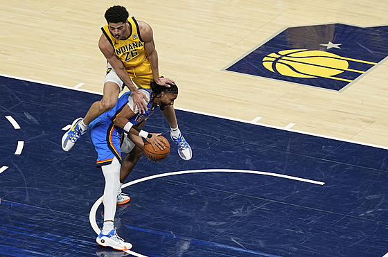 Ben Sheppard letí pes Isaiaha Joea.