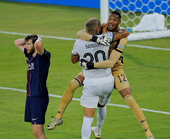 Branká John Victor a obránce Alexander Barboza se radují z vítzství nad PSG.