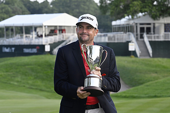 Keegan Bradley drí trofej z Travelers Championship.