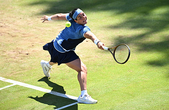 Uns Dábirová se natahuje po míku ve tvrtfinále turnaje v Berlín.