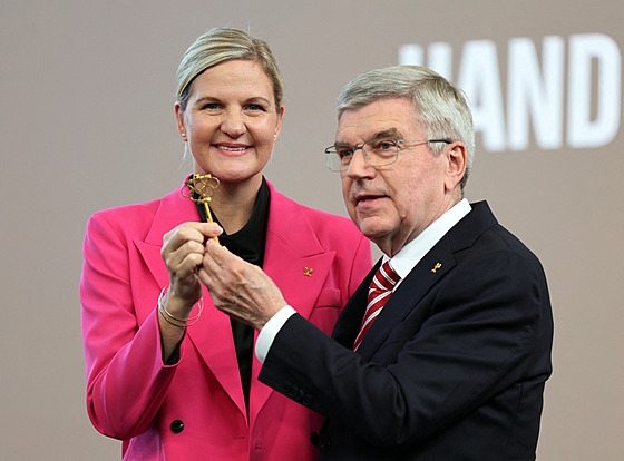 Thomas Bach pedává Kirsty Coventryové symbolický klí.