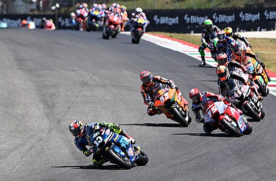 Závodníci kategorie Moto2 v Mugellu.