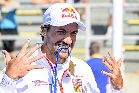 Martin Fuksa se v Raicích raduje ze zlaté medaile.