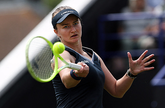Barbora Krejíková hraje forhend v osmifinále turnaje v Eastbourne.