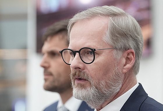 Premiér Petr Fiala a ministr ivotního prostedí Petr Hladik z KDU-SL po...