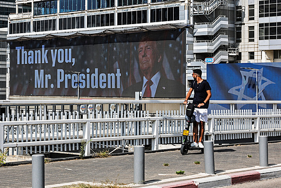 Americký prezident Trump na obřím billboardu v Tel Avivu. (22. června 2025)