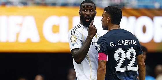 Nmecký obránce Antonio Rüdiger z Realu Madrid (vlevo) a Gustavo Cabral,...