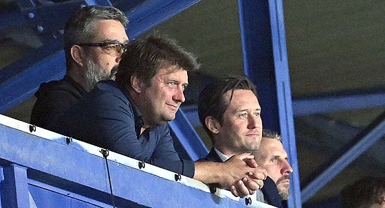 Jií Rosický (druhý zleva) sleduje odvetu play off Ligy mistr Sparta - Malmö...