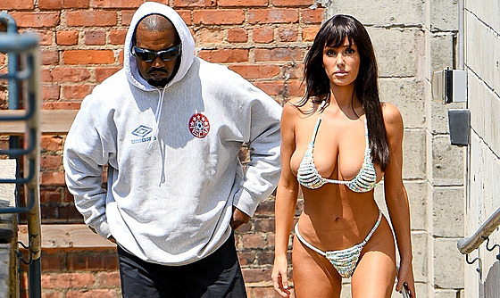 Bianca Censori a Kanye West v New Yorku (erven 2025)