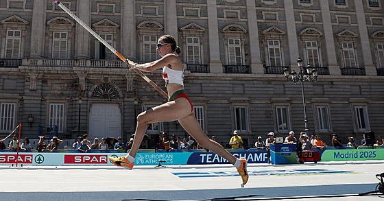 Ty�ka�ka Hanga Kleknerová na mistrovství Evropy dru�stev v Madridu.