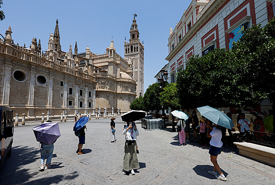 Turisté se chrání detníky ped sluncem ve panlské Seville. (29. ervna 2025)