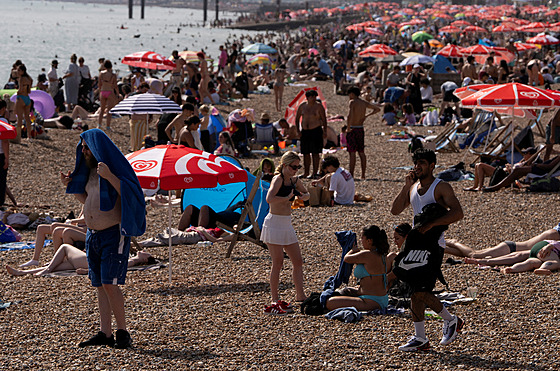 Vedro vybízelo ke koupání v britském Brightonu. (29. �ervna 2025)