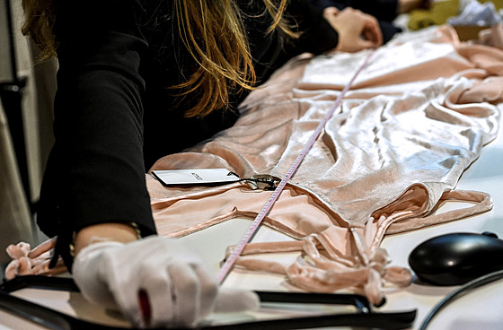 Pracovnice kontroluje produkty v logistickém centru online tr�i�t� Vestiaire...