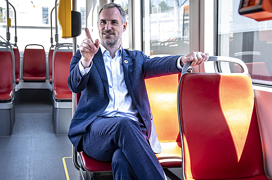 Zahájení zku�ebního provozu nové tramvaje �koda 52T s cestujícími. Na jízdu...