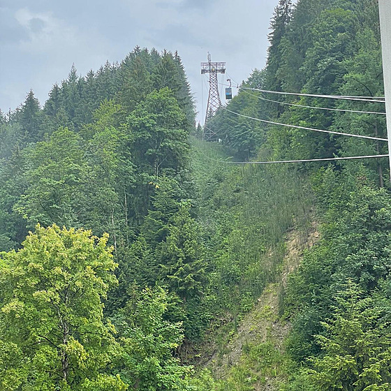 Bouka vychýlila lana a gondola lanovky plná lidí zstala uvznná 250 metr...