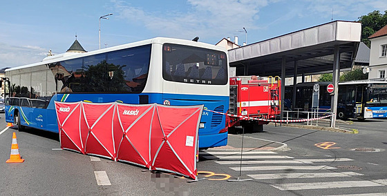 Seniorka po stetu s autobusem zstala zaklínná pod karosou. Policie hledá...