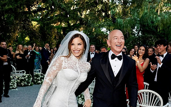 Lauren Sanchezová Bezosová a Jeff Bezos ve svatební den v Benátkách (27. ervna...