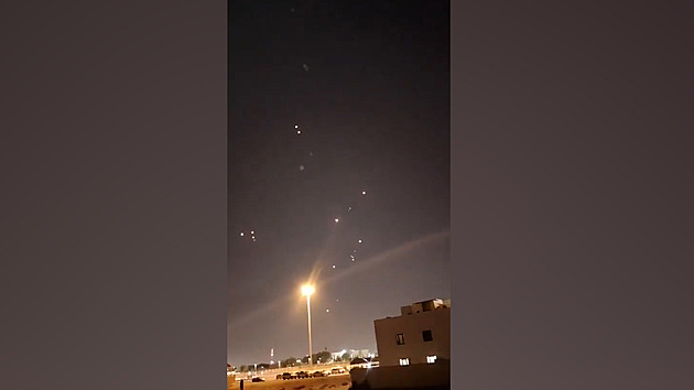 Přišel íránský protiúder. Na americkou základnu v Kataru letěly rakety