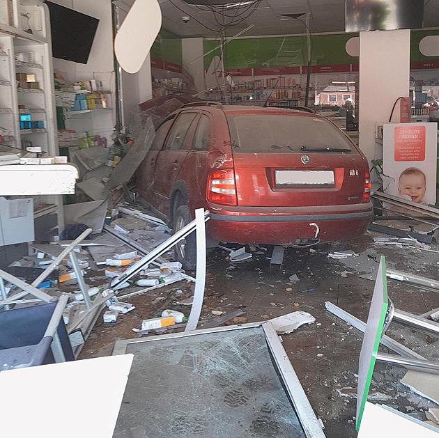 idi v Rakovníku vjel autem do lékárny na námstí. (22. ervna 2025)